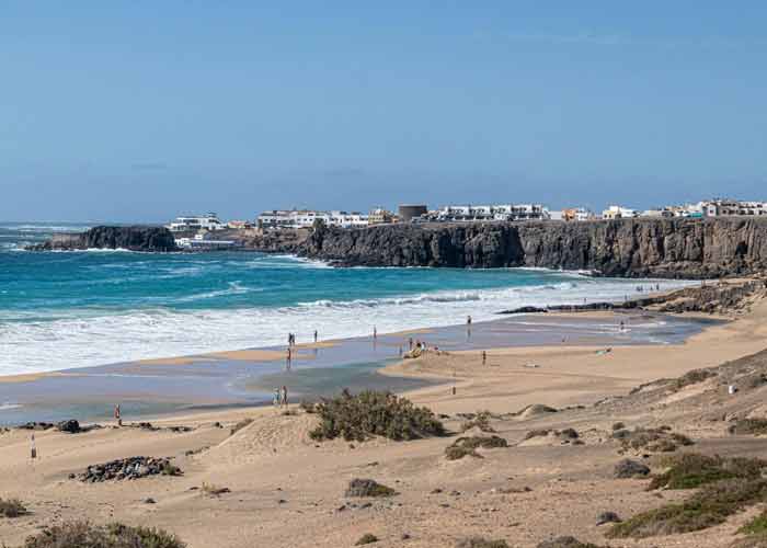 Plage et falaises volcaniques d’El Cotillo à Fuerteventura, village de pêcheurs de la côte nord-ouest des Canaries