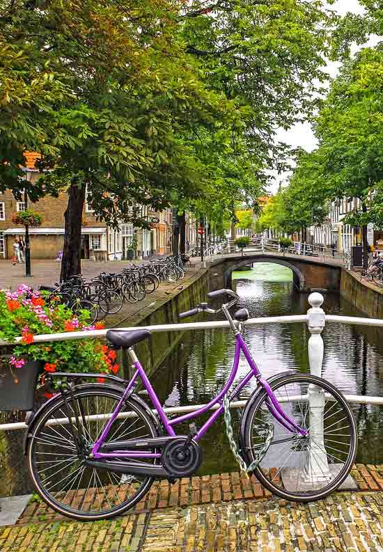 Bicyclette au bord du canal  Delft, commune de la province nerlandaise de Hollande-Mridionale