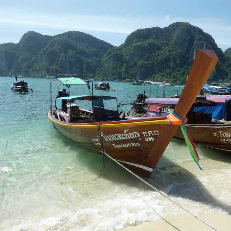 Long-tail boat sur l'le de Ko Phi Phi en Thalande