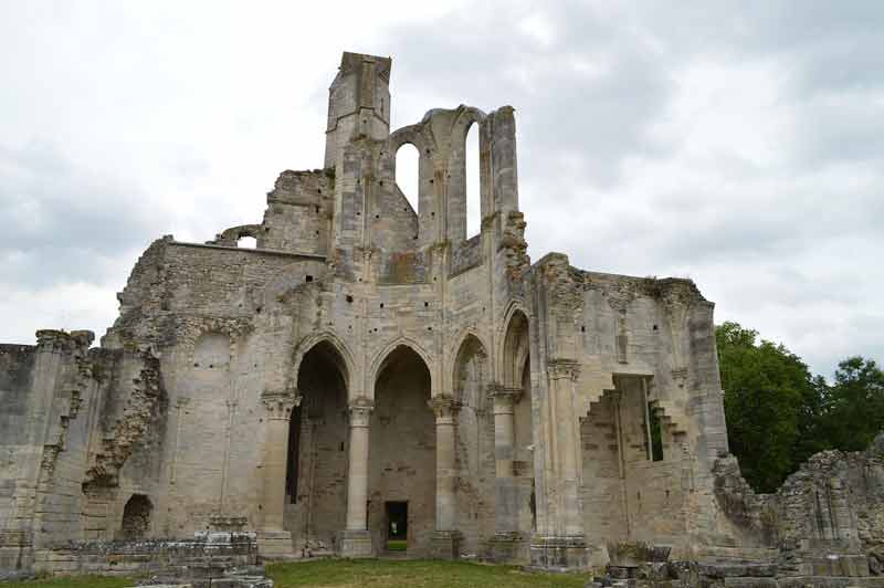 Ruines de l’abbaye de Chaalis, avec ses arches gothiques et ses colonnes élancées, témoignant de l’histoire et du patrimoine 
							architectural en Île-de-France