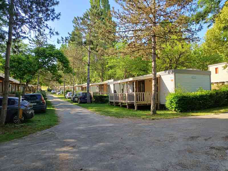 Mobil-homes au cœur de la forêt dans un camping étoilé, cadre verdoyant et ombragé pour des vacances nature