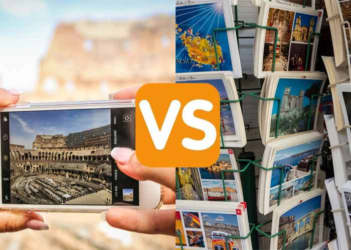 Carte postale numrique prise avec un smartphone face au Colise de Rome versus cartes postales papier traditionnelles exposes sur un prsentoir