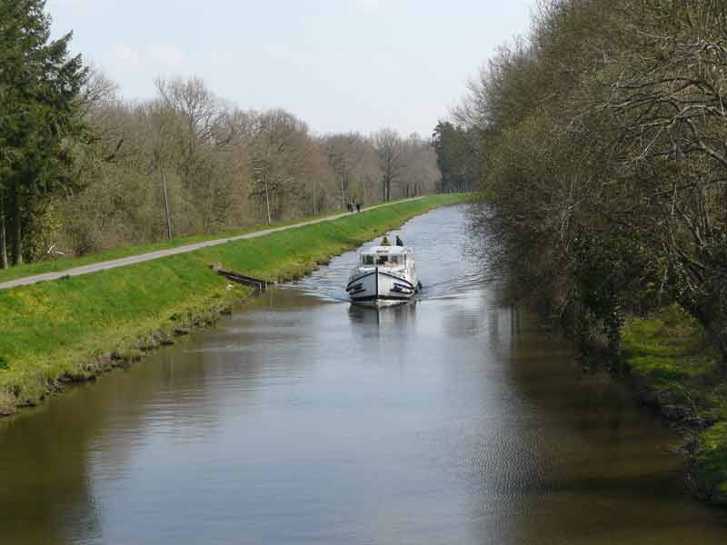 Péniche sur le canal de Nantes à Brest avec une piste cyclable sur le côté