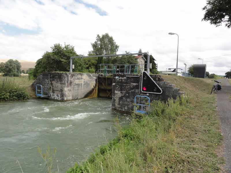 écluse de Longeaux sur le canal de la Marne au Rhin (Meuse, France)