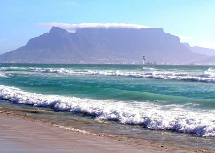 Vue sur la Table Mountain qui surplombe la ville du Cap en Afrique du Sud