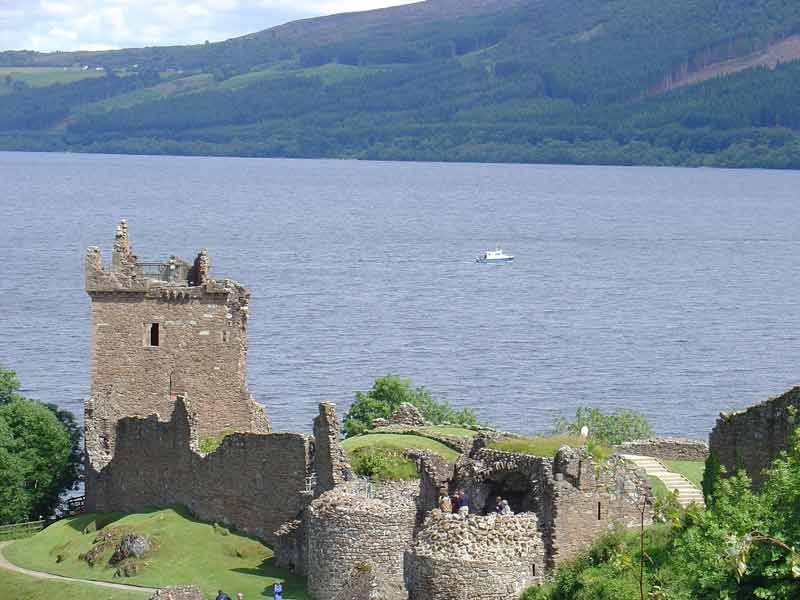 Vue sur le château médiéval d'Urquhart et sur le Loch Ness en Écosse