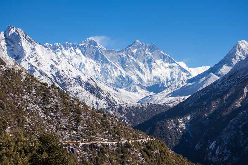 Montagnes enneigées de l'Himalaya au Népal