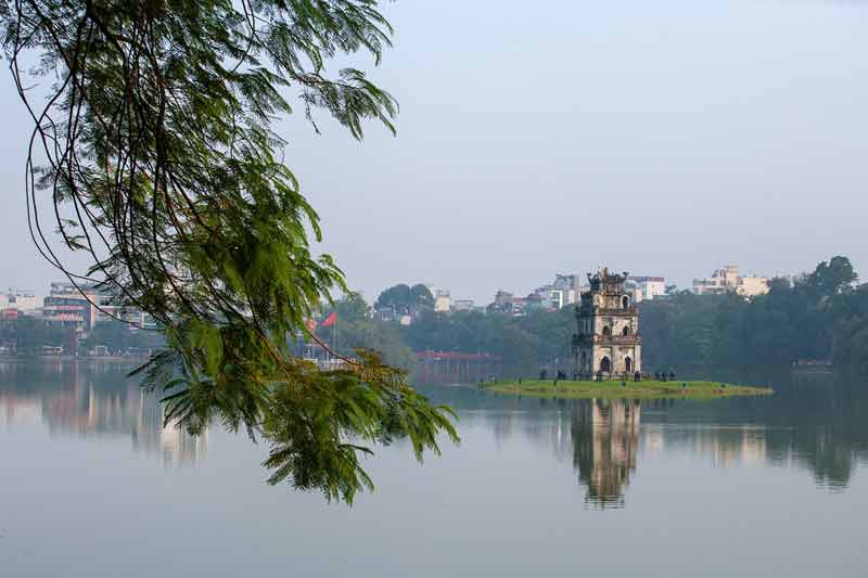 Vue sur la tour de la Tortue au centre du lac Hoàn Kiêm (Vietnam)