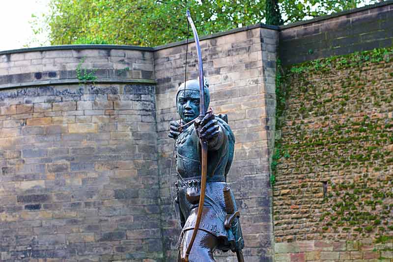 Statue en bronze de Robin des Bois au pied du château de Nottingham dans la forêt de Sherwood