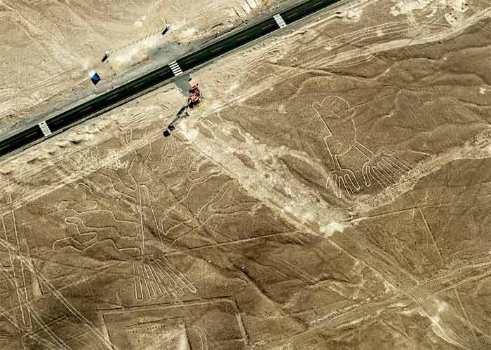 Vue depuis le ciel sur les 
								lignes de Nazca dans le sud du Prou