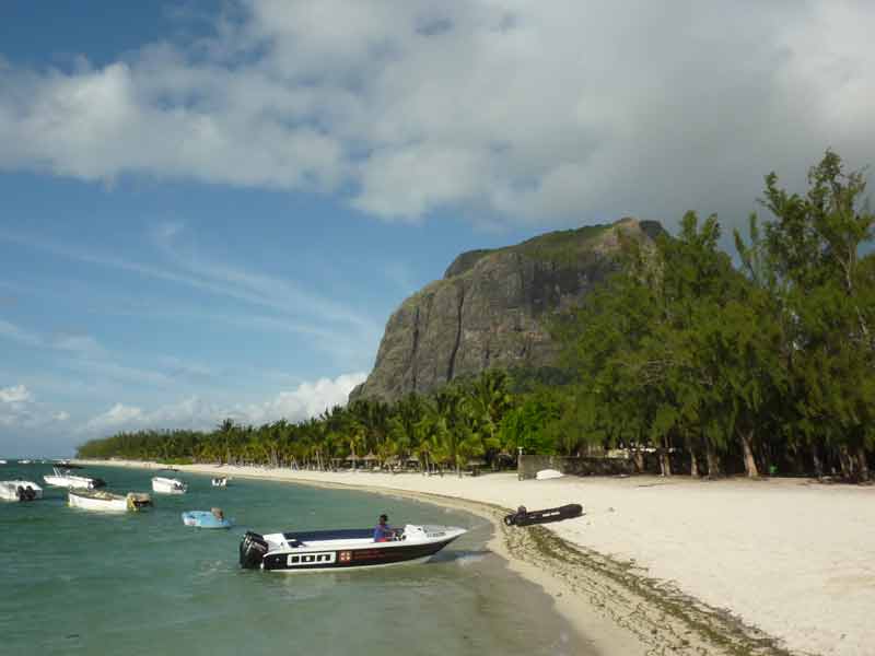 Plage du Morne Brabant avec vue sur le Morne Brabant en arrière plan, île Maurice