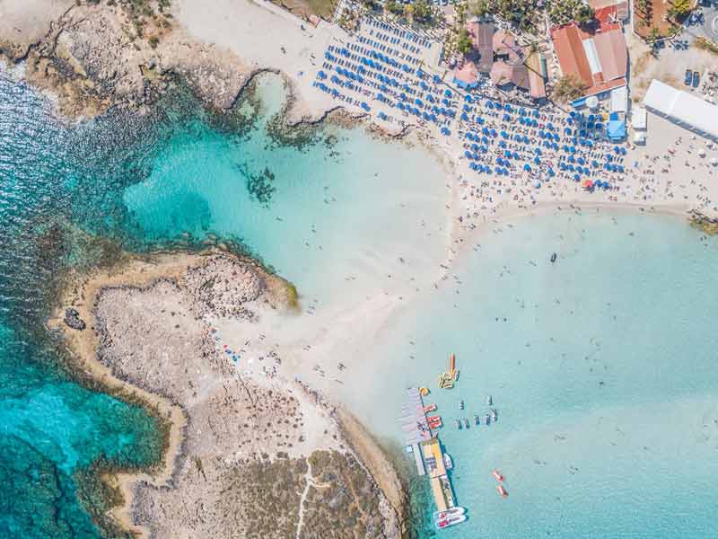 Vue du ciel de la plage de Ayia Napa, station balnéaire très animée et réputée pour sa vie nocturne (Chypre)