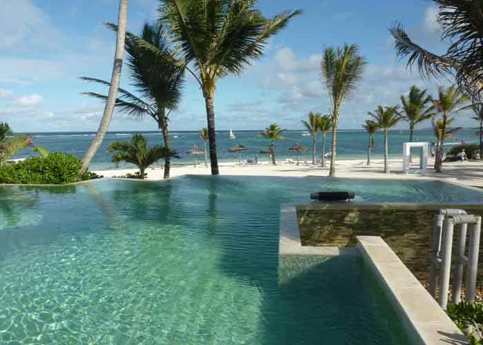 Piscine  dbordement avec vue sur la mer dans un htel*****  l'le Maurice