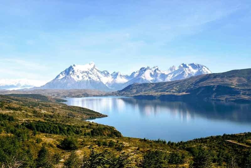 Photo d'un lac de haute montagne avec des montagnes enneigées en arrière-plan (parc Torres del Paine, Patagonie)