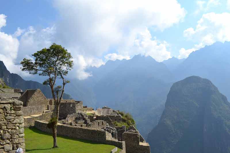 Photo d'une habitation du Machu Picchu avec vue sur les montagnes environnantes (Pérou)