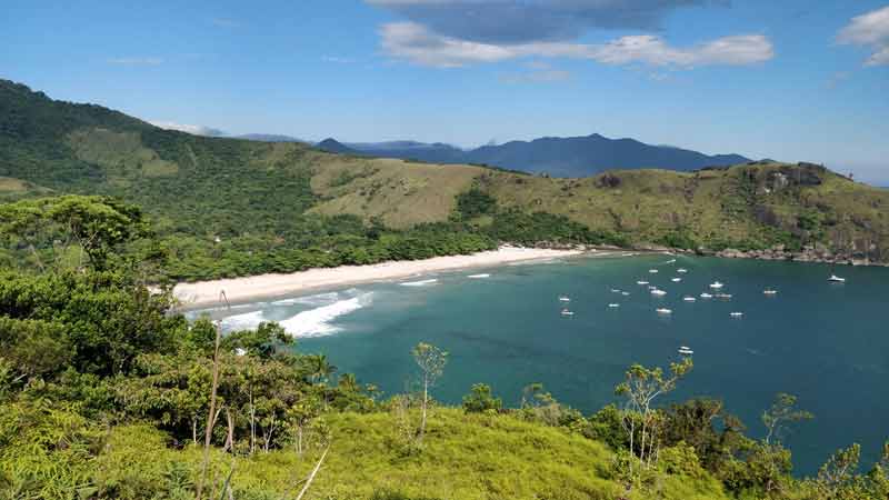 Photo de la praia do Bonete depuis le sommet d'une colline (île d'Ilhabela, Brésil)