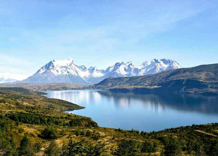 Photo 
								d'un lac de haute montagne avec des montagnes enneiges en arrire-plan (parc Torres del Paine, Patagonie)