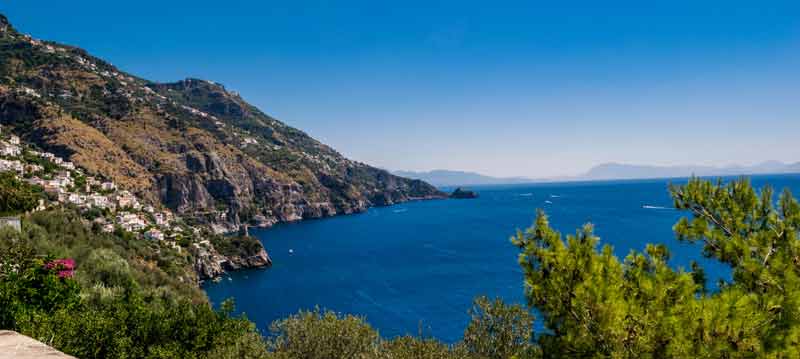 Maisons accrochées sur une colline qui semblent plonger dans la mer Tyrrhénienne (côte amalfitaine, Italie)