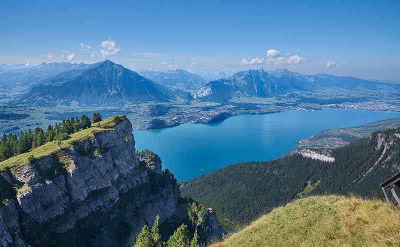 Photo d'un lac suisse prise depuis la route