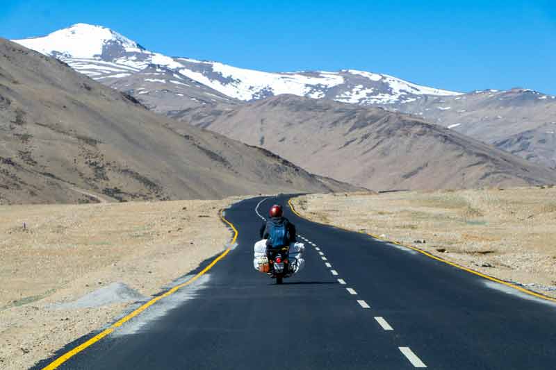 Moto sur la Leh Manali Highway en Inde avec une montagne en arrière plan