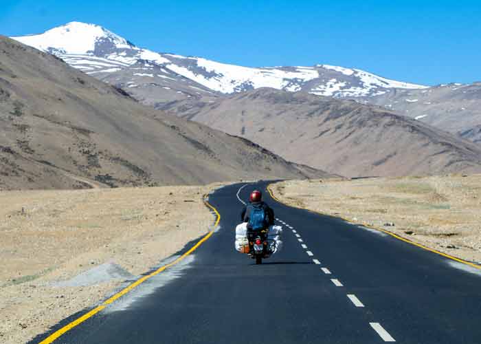 Moto sur la Leh Manali Highway en Inde avec des montagnes en arrire plan