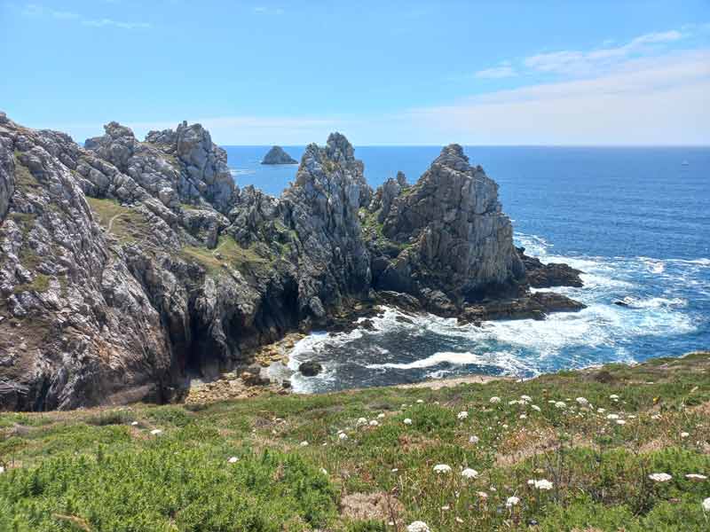 pointe de Pen-Hir ( Beg Penn Hir  en breton) est situe au sud-ouest de la presqu'le de Crozon, sur la commune de Camaret-sur-mer 
	en Bretagne (France)