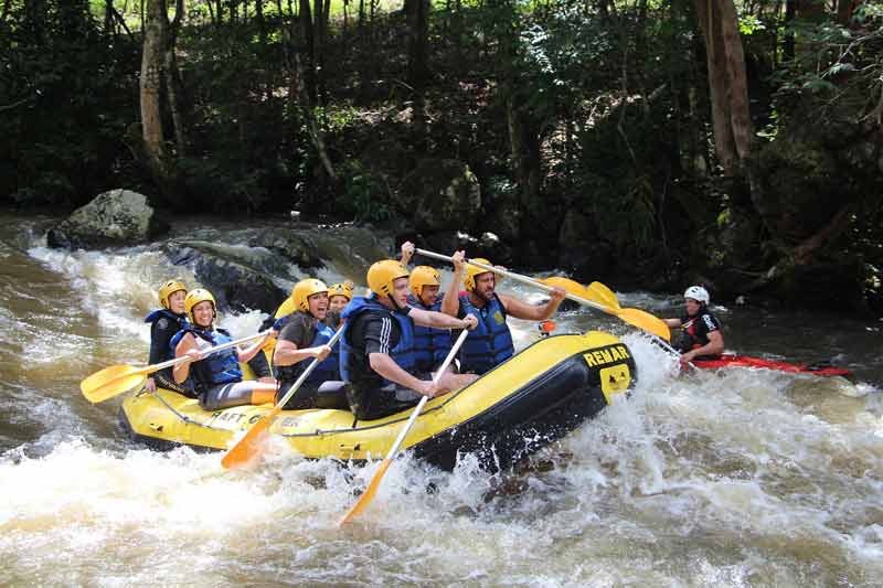 descente en rafting dans des eaux agites