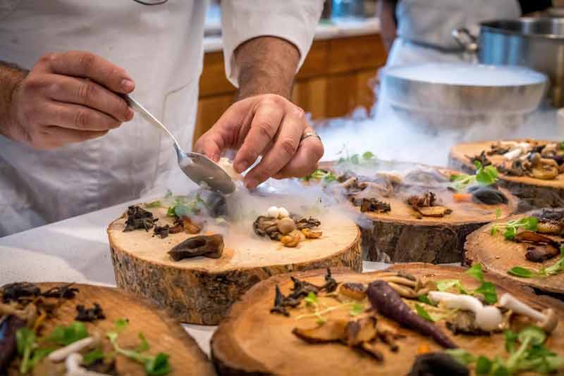 Chef dun restaurant colo qui prpare des lgumes qui vont tre servis sur des morceaux de bois