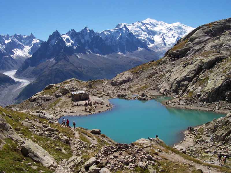 Lac Blanc dans les Alpes, aux eaux turquoise et entouré de sommets enneigés