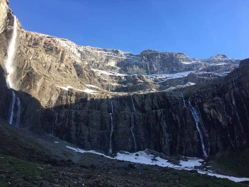 Cirque de Gavarnie dans les Pyrénées, avec ses parois vertigineuses striées de cascades