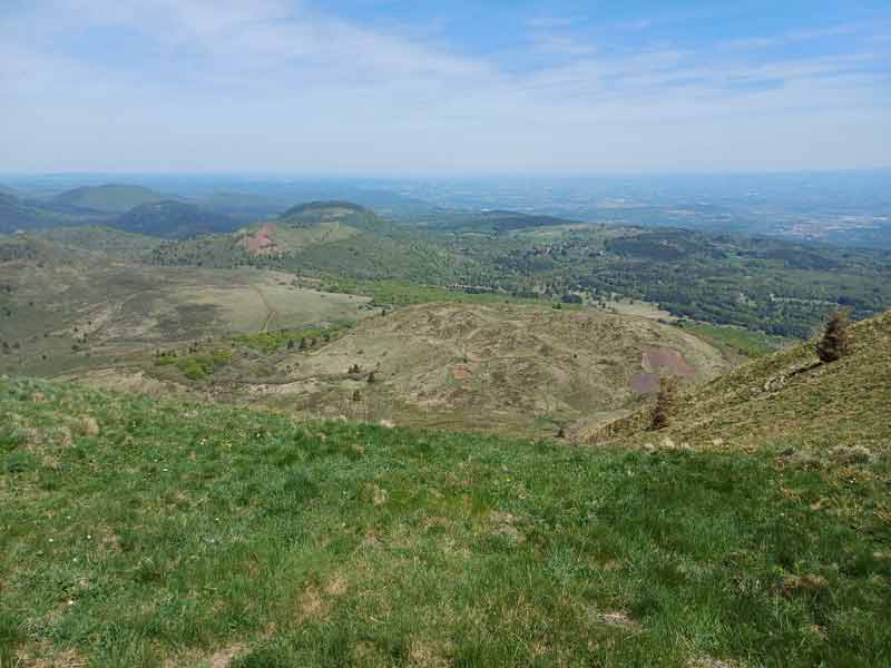 Vue panoramique dans le Massif Central sur la chaîne des volcans d'Auvergne