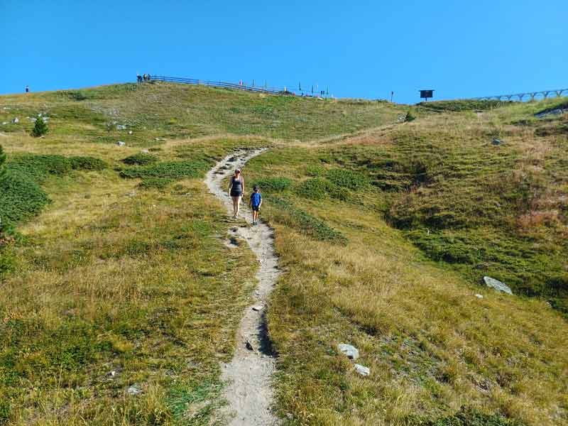 Randonnée en famille sur un sentier de montagne balisé, accessible même aux plus jeunes