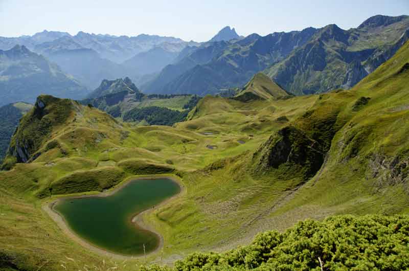 Lac de Montagnon dans les Pyrénées, niché au cœur des alpages verdoyants