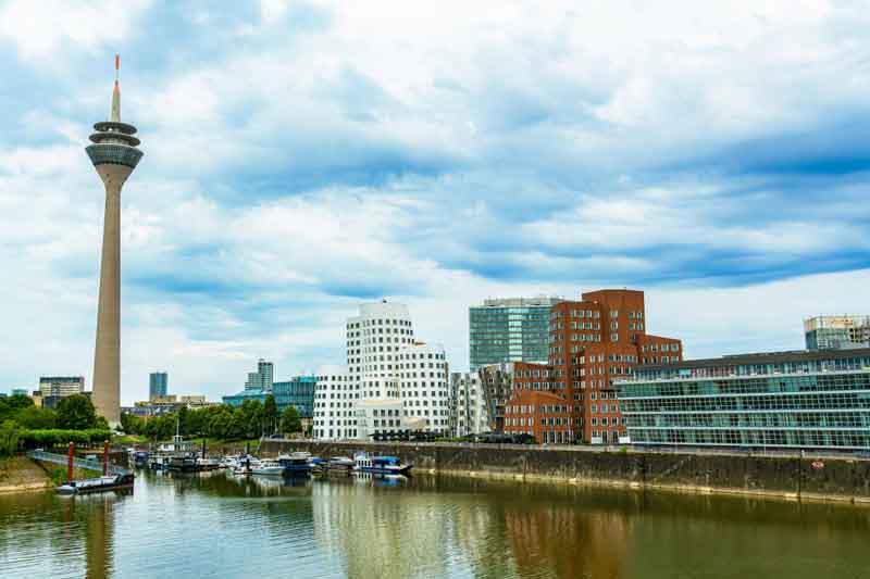 Vue sur la Rheinturm de Düsseldorf en Allemagne