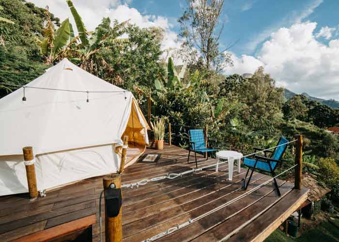 Tente lodge tout confort sur terrasse en bois avec vue panoramique sur la nature, id�ale pour un week-end en camping insolite et d�paysant