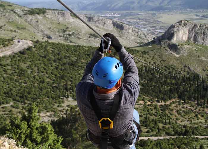 Descente en tyrolienne au-dessus des montagnes, une activité à sensations fortes entre vitesse et panorama spectaculaire