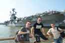 3 copains devant l'Intrepid sea-air-space museum