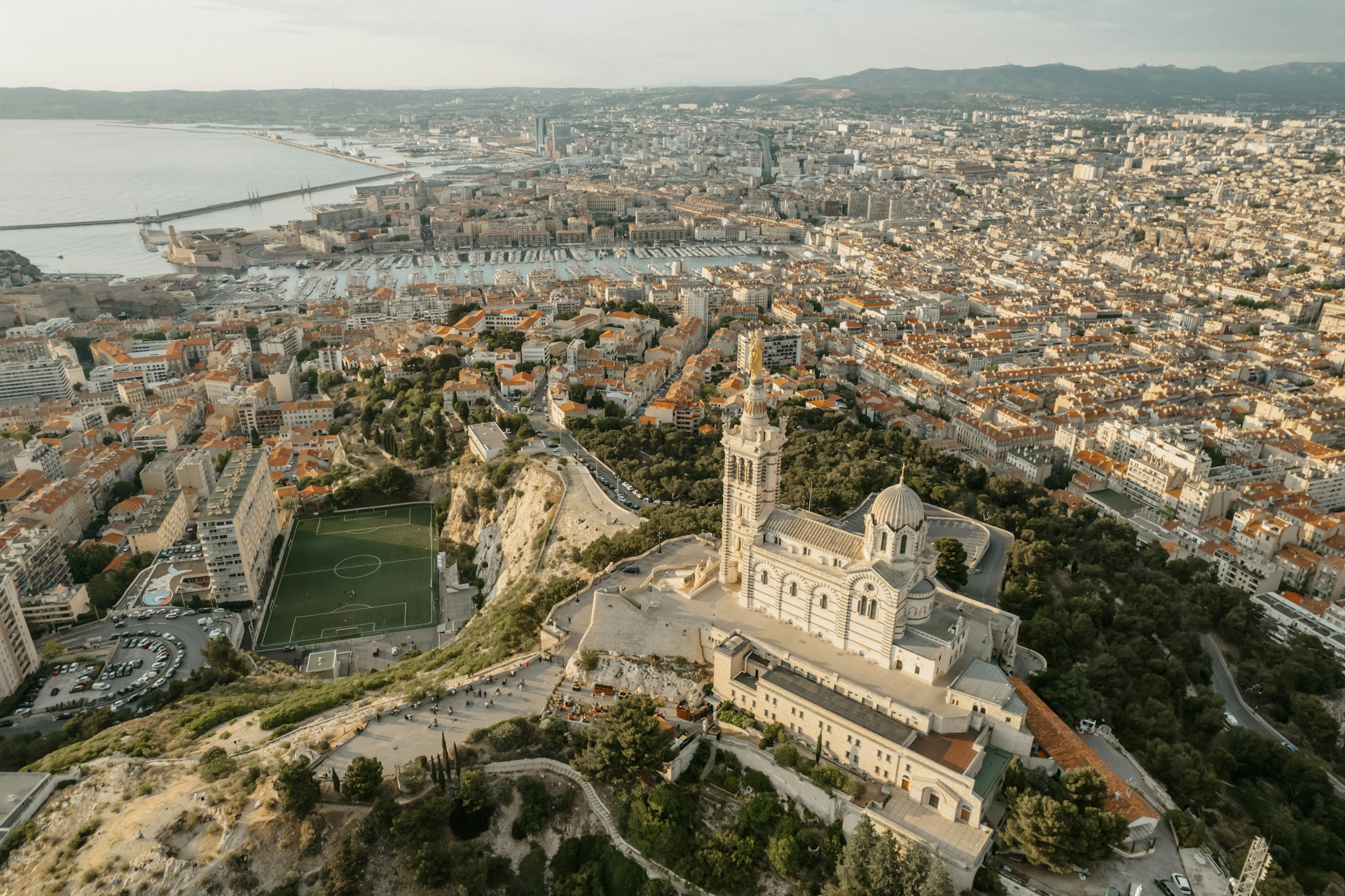 Vue aérienne de Notre-Dame-de-la-Garde à Marseille dominant la ville, le Vieux-Port et la Méditerranée