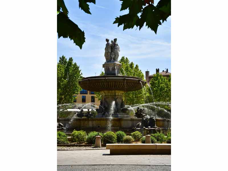 Fontaine de la Rotonde à Aix-en-Provence, emblème de la ville avec ses statues, ses jets d’eau et ses platanes environnants
