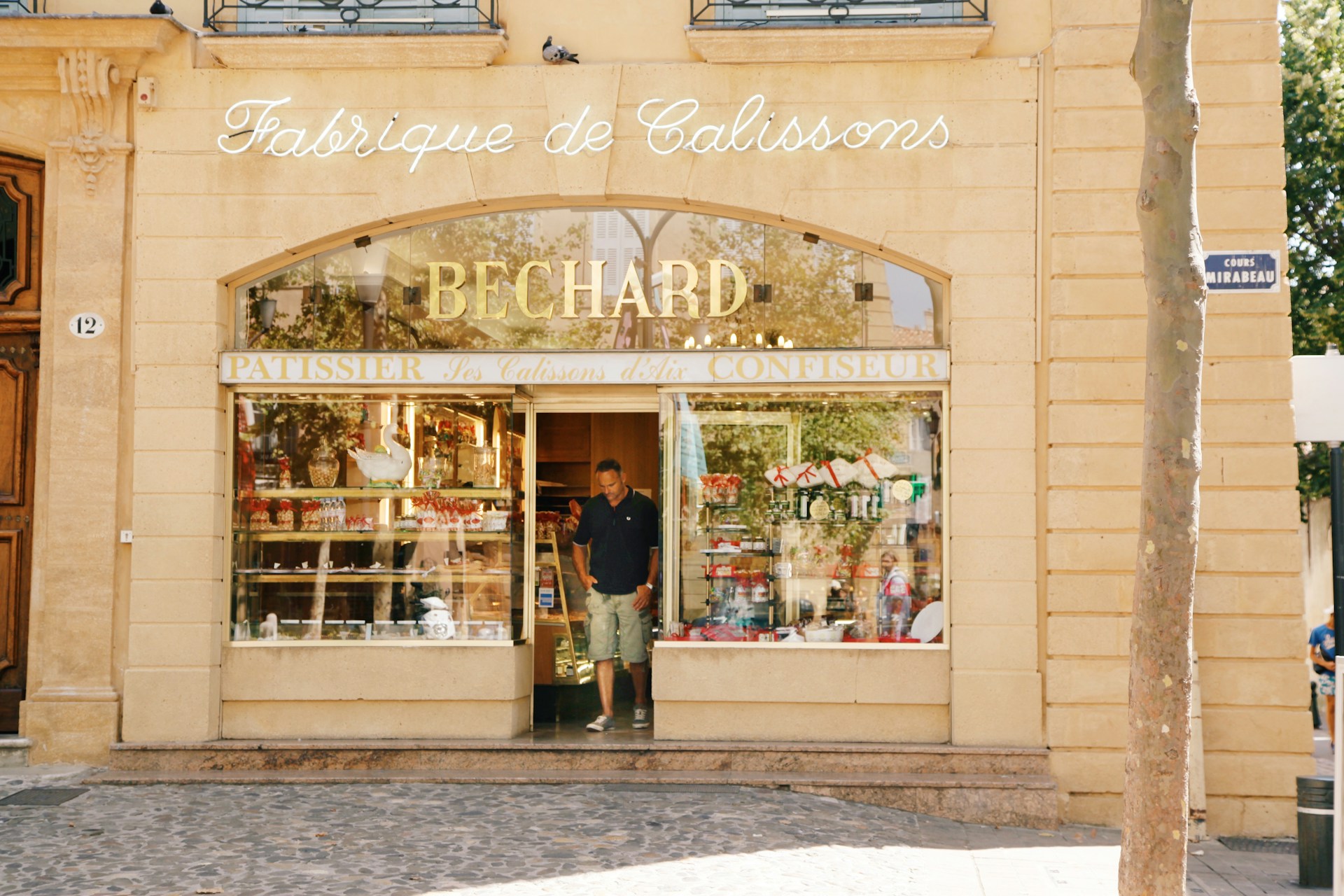 Façade d’une fabrique de calissons à Aix-en-Provence, vitrine gourmande emblématique du centre historique