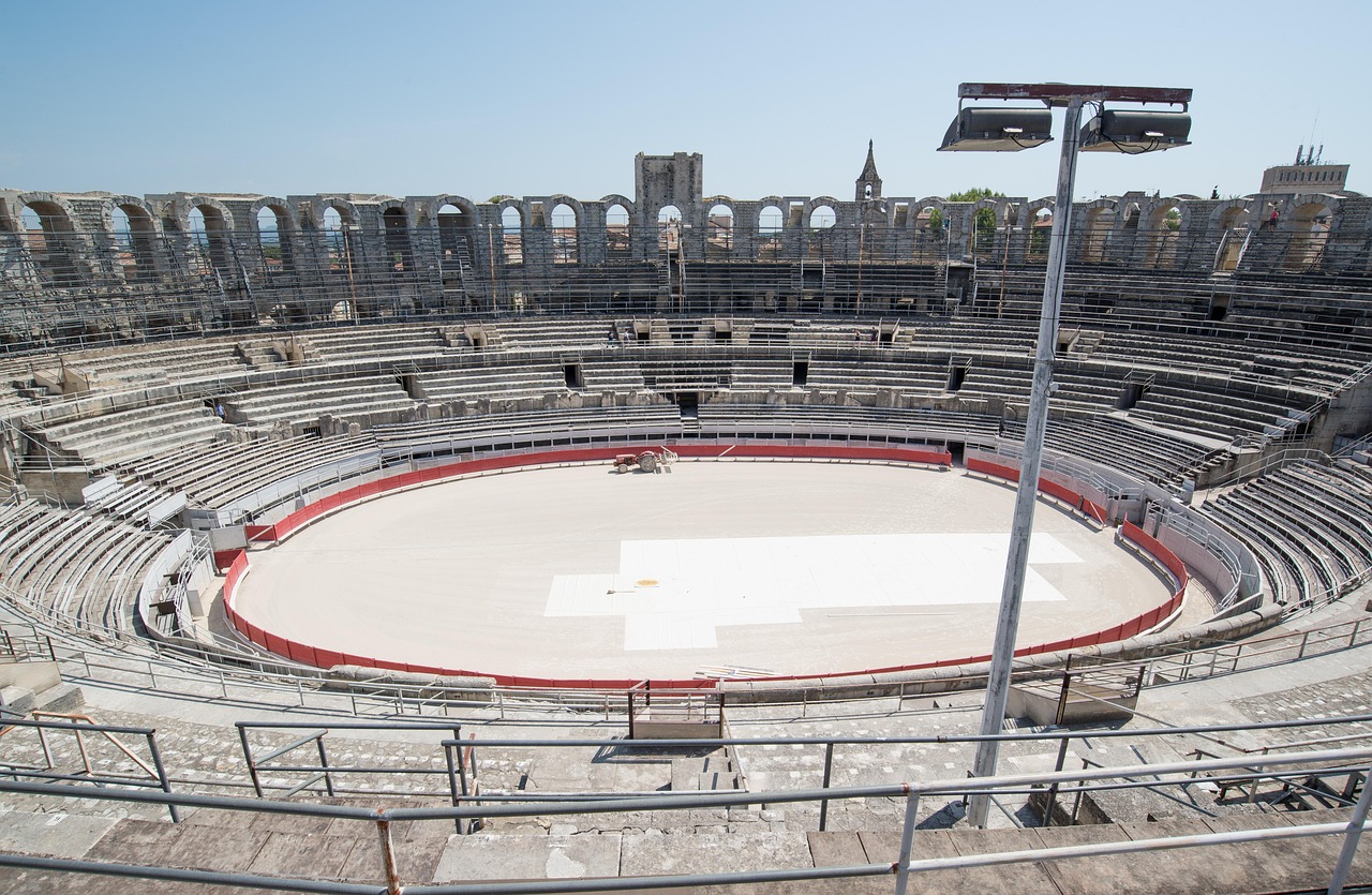 Arènes d’Arles, amphithéâtre romain emblématique accueillant spectacles et événements au cœur de la ville