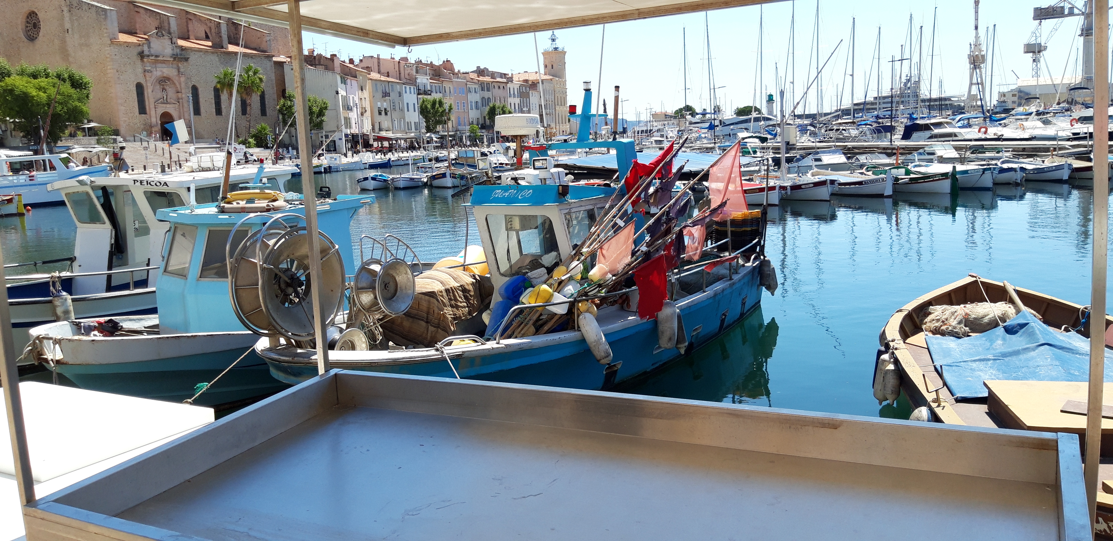 Port de La Ciotat avec bateaux de pêche et voiliers, ambiance maritime typique de la côte méditerranéenne