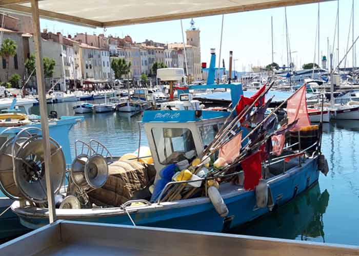 Port de La Ciotat avec bateaux de p�che et voiliers, ambiance maritime typique de la c�te m�diterran�enne