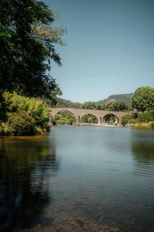 Pont en pierre sur le Gardon à Saint-Jean-du-Gard, rivière calme et paysages verdoyants des Cévennes