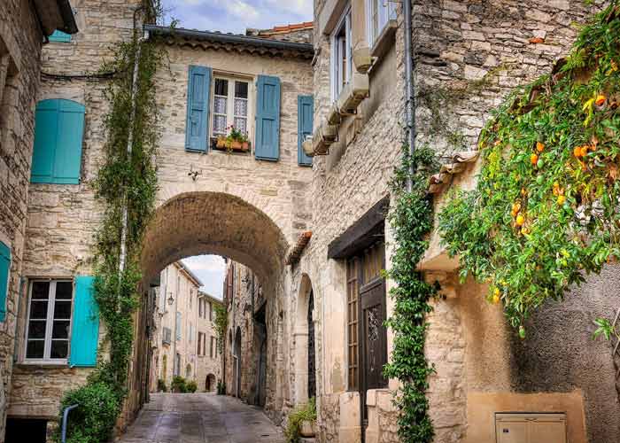 Ruelle vo�t�e du village de V�z�nobres dans les C�vennes, maisons en pierre et volets bleus