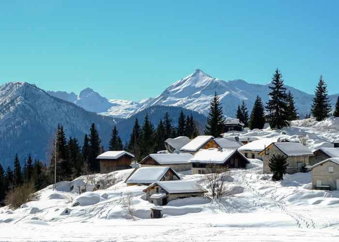 Chalets de luxe enneigés dans les Alpes avec vue sur les sommets