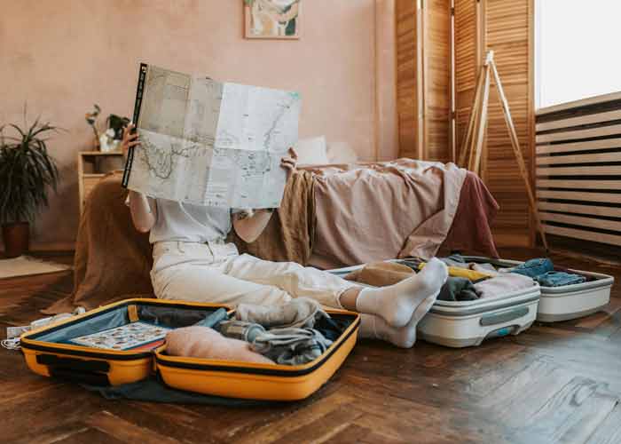 Pr�paration valise city break avec carte et affaires �tal�es avant un week-end en ville