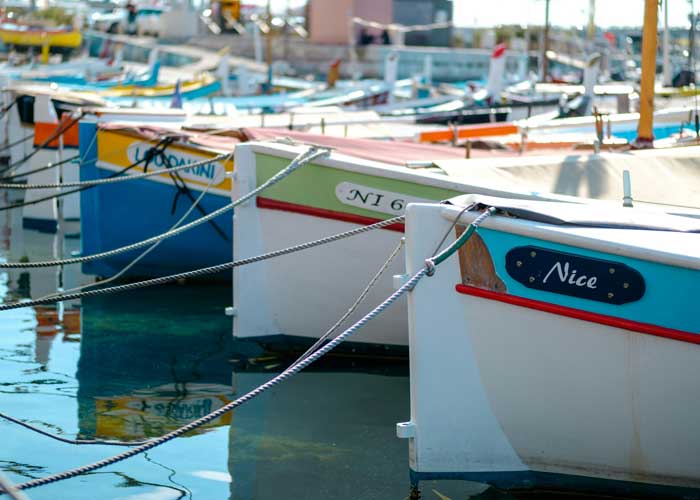 Barques de p�che traditionnelles color�es amarr�es dans le port de Nice sur la C�te d�Azur
