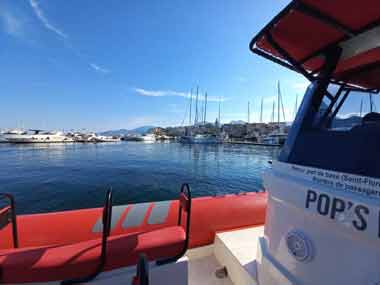 Vue sur des bateaux du port de Saint-Florent depuis un taxi plage qui conduit des touristes à la plage de Saleccia (désert des Agriates, Corse)