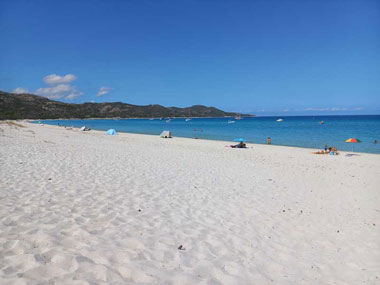 sable blanc de la plage sauvage de Saleccia (Saint-Florent, Corse, France)